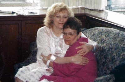 Kidney recipient Eileen with her sister and kidney donor Ruth